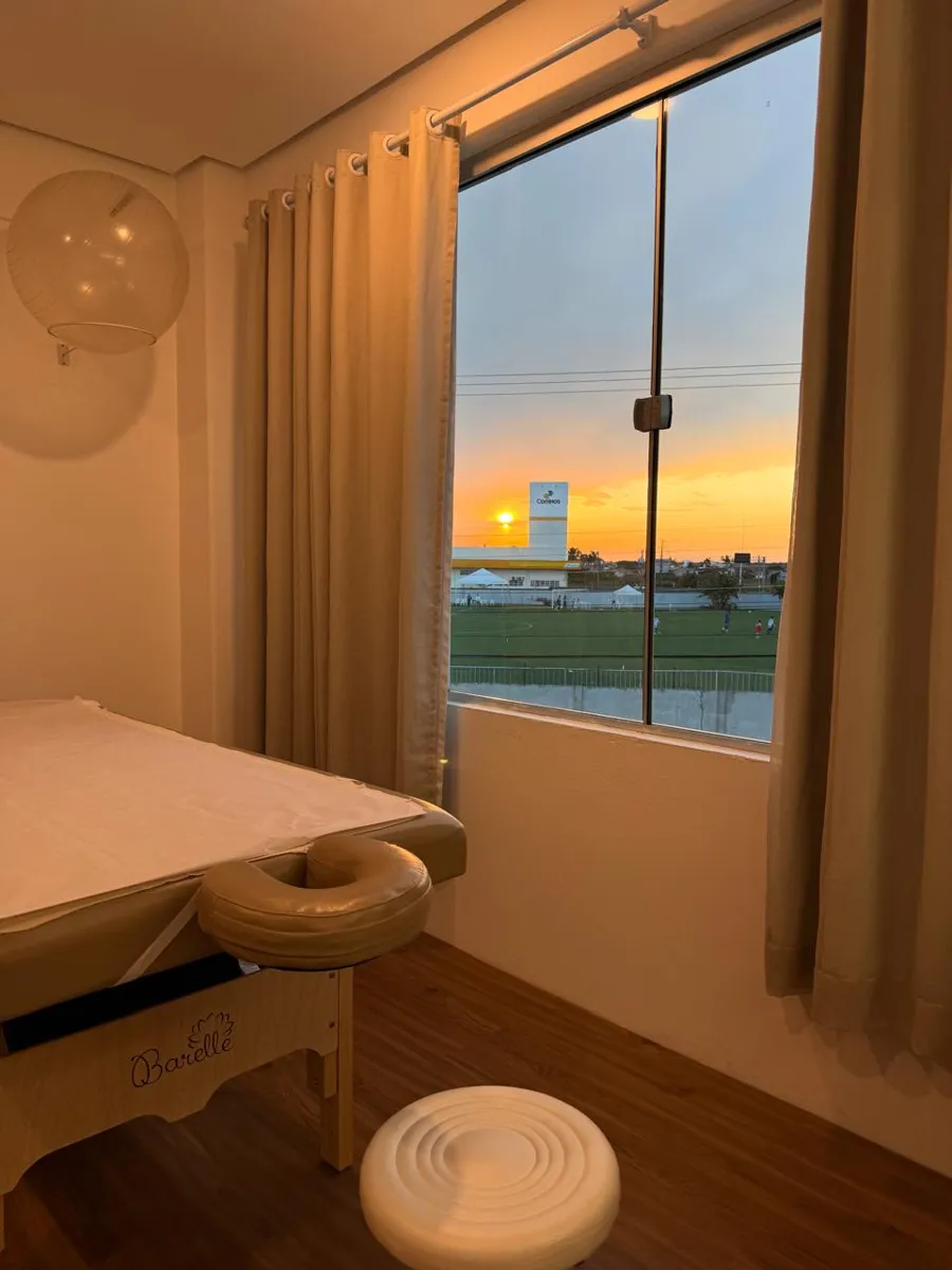 Sala de fisioterapia com vista para o pôr do sol no Studio Vitali