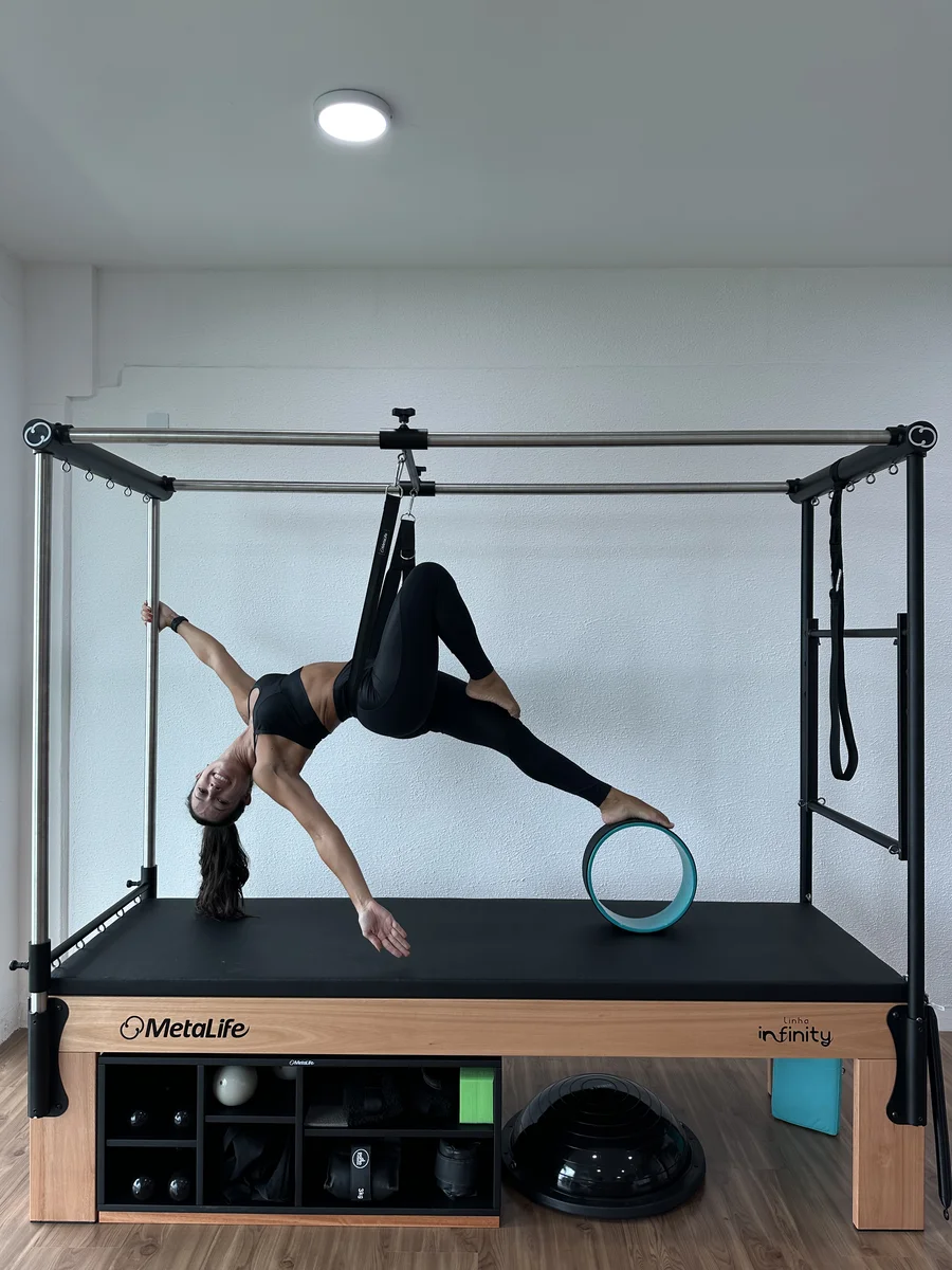 Katiely Oliveira praticando Pilates no Studio Vitali