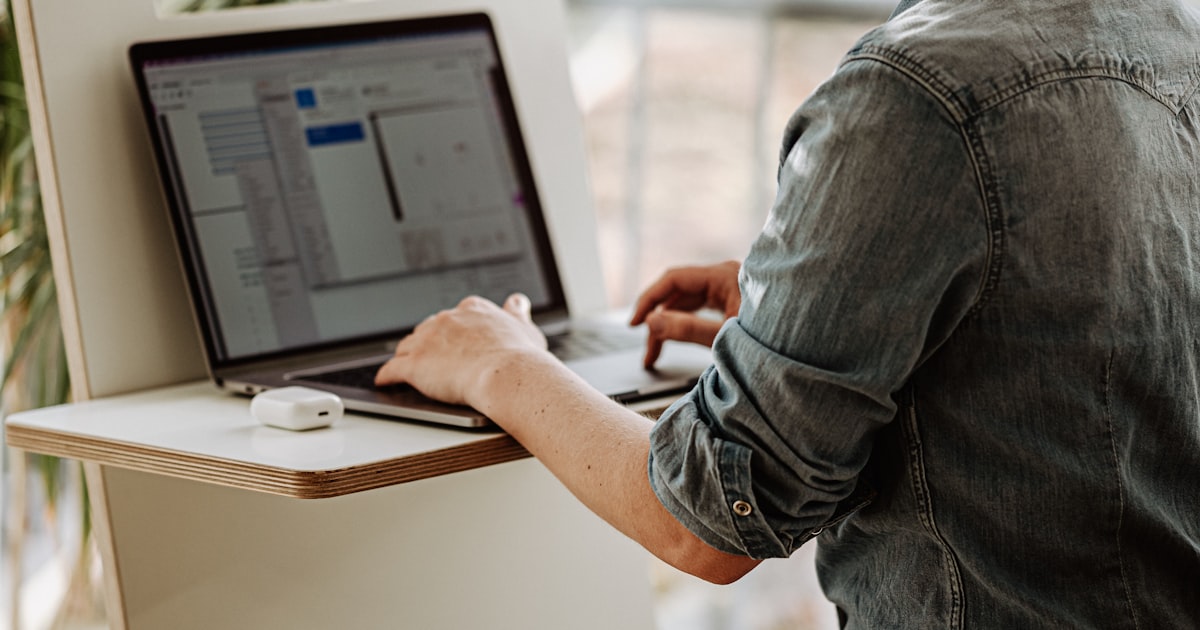 Pessoa trabalhando no computador com postura